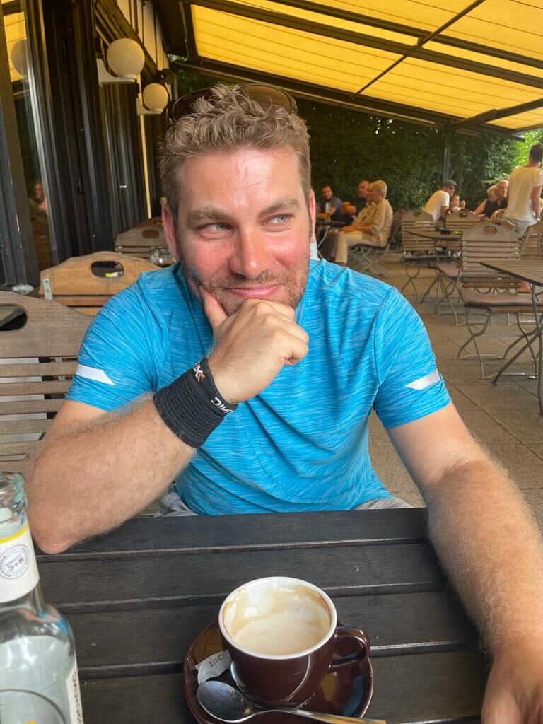 Webdesigner Christoph Erkens beim Kaffee